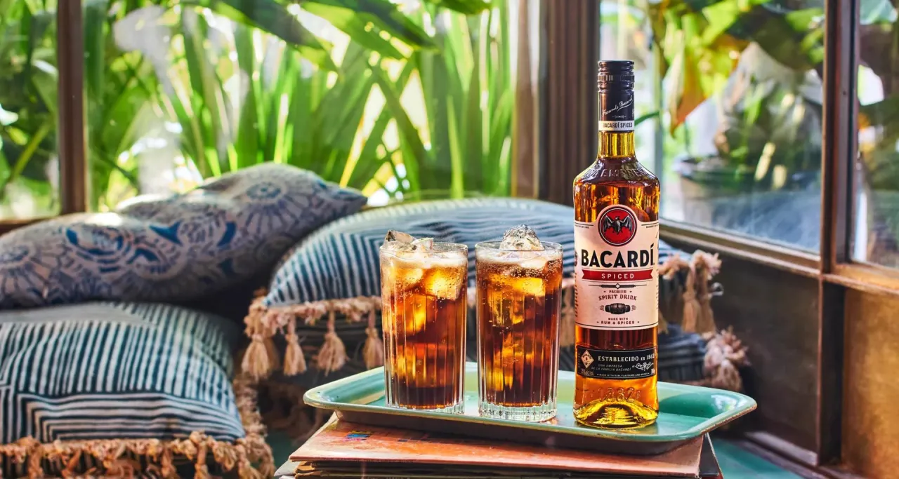 Bacardi Spiced drink z colą i lodem