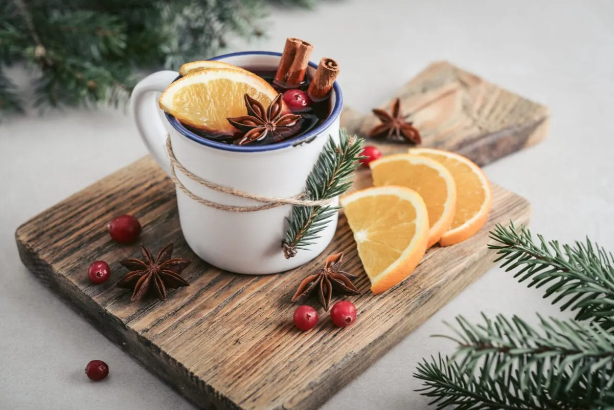 Dodatki do grzańca: pomarańcza, goździki, cynamon