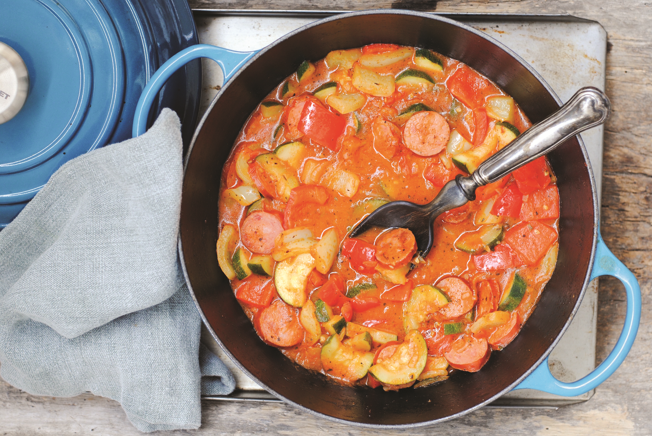 Leczo z kiełbasą, papryką i cukinią w sosie pomidorowym. Idealne jakie przyprawy do leczo? Słodka papryka, majeranek, czosnek.