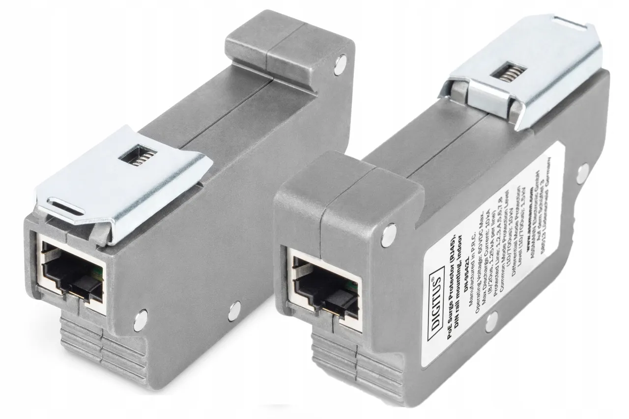 Dwa moduły ochrony przeciwprzepięciowej RJ45, idealne do zabezpieczenia sieci przed przepięciami.
