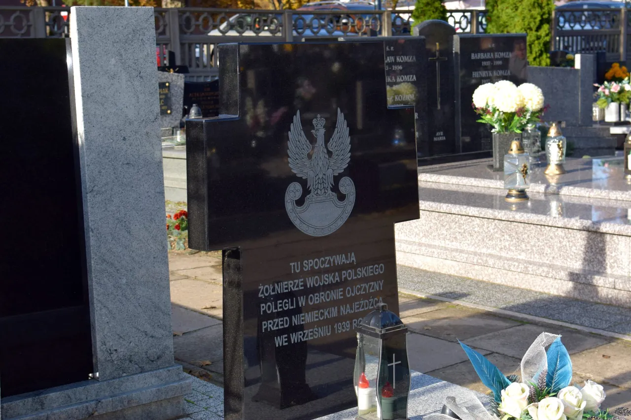 nagrobek z wygrawerowanym napisem