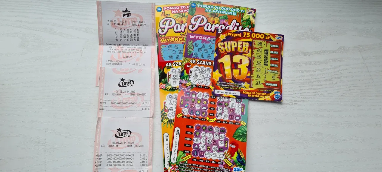 Na stole leżą zdrapki Lotto, w tym 