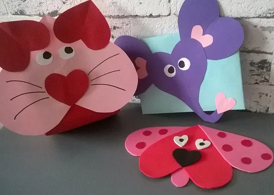 dzieci robią walentynkowe prace plastyczne
