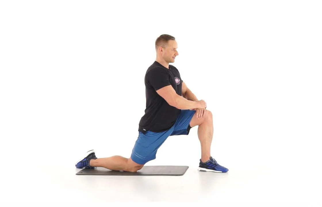 osoba rozciągająca biodra prawidłowa technika