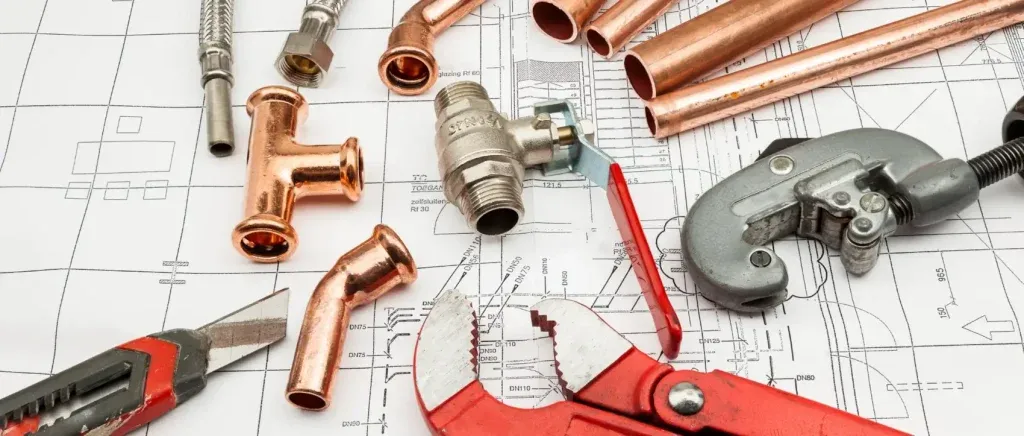 profesjonalny hydraulik z narzędziami