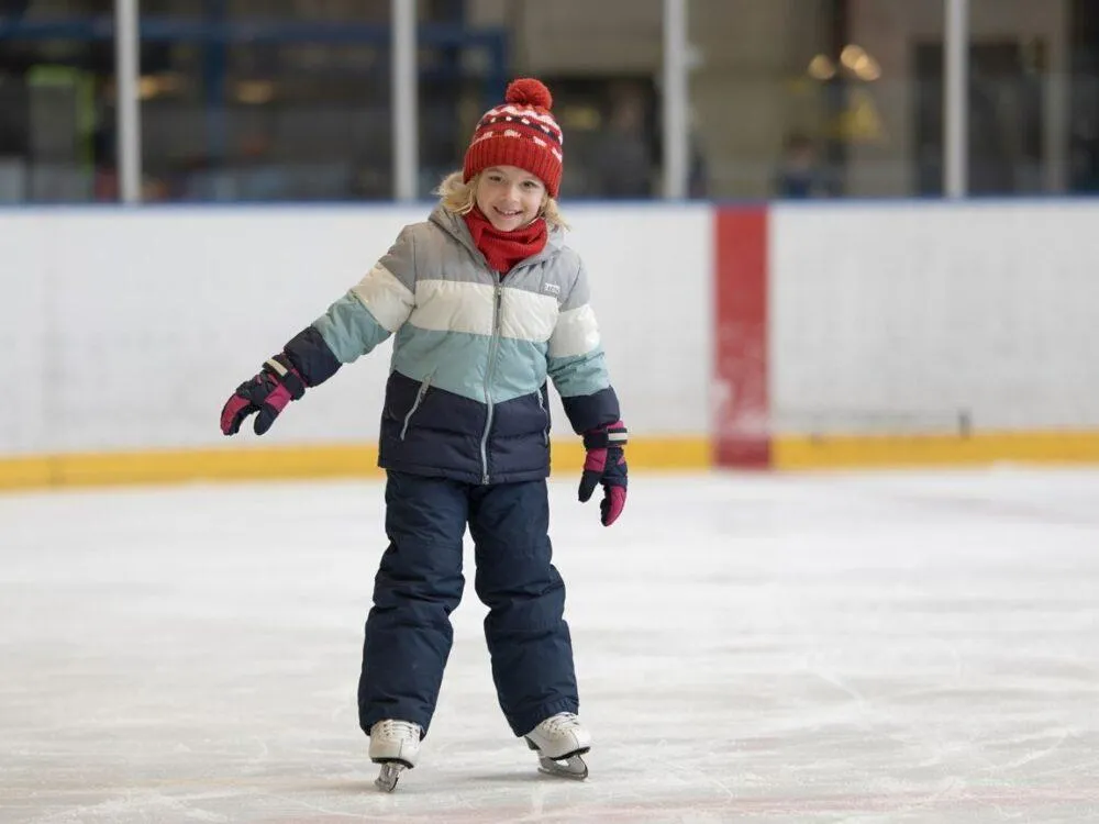 Dziecko w rękawiczkach bawi się lodem