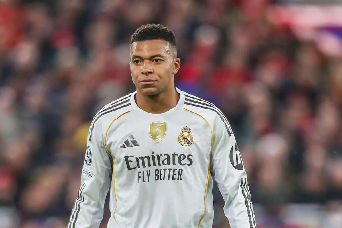 Kylian Mbapp&eacute; w białej koszulce Realu Madryt. Zastanawiasz się, ile Mbapp&eacute; zarabia na minutę?