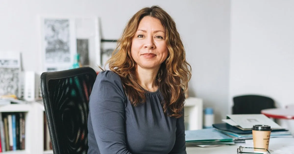 osoba zestresowana, zmęczona, z presją czasu - pułapki rozwoju osobistego