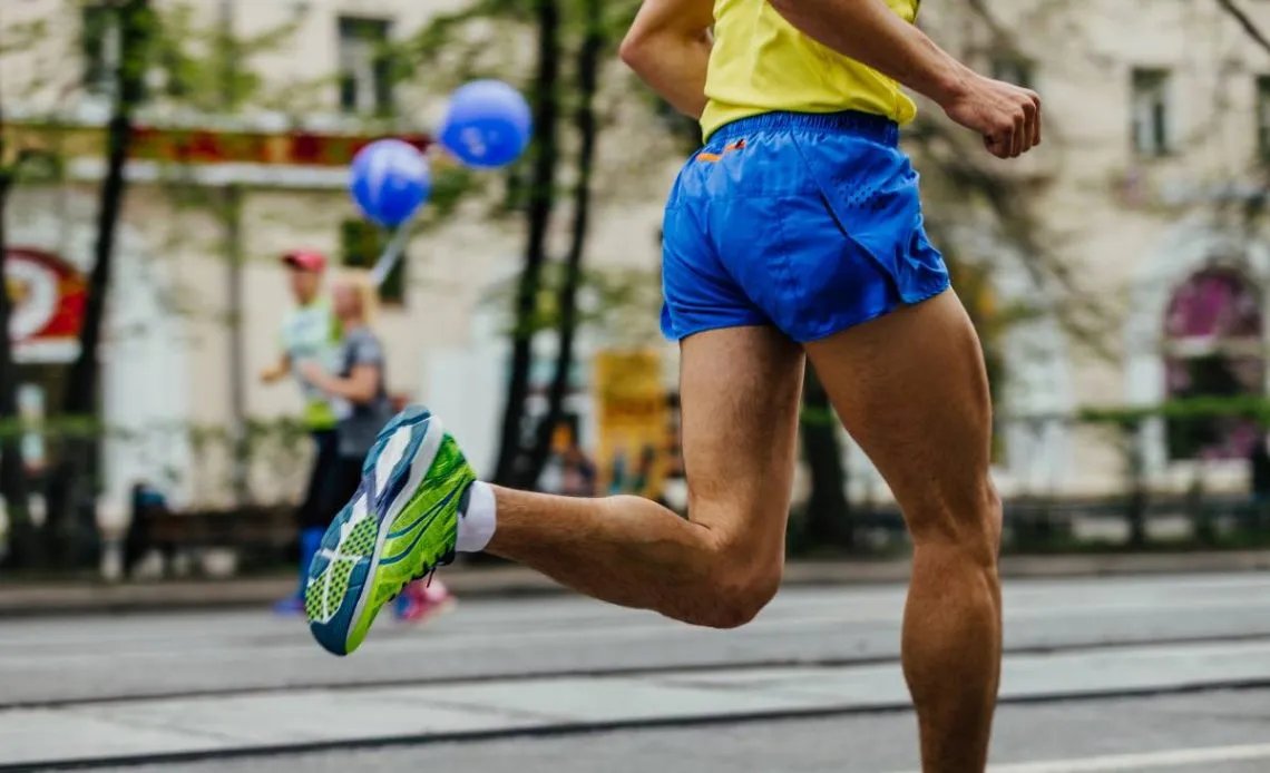 biegacz po intensywnym wysiłku oddycha