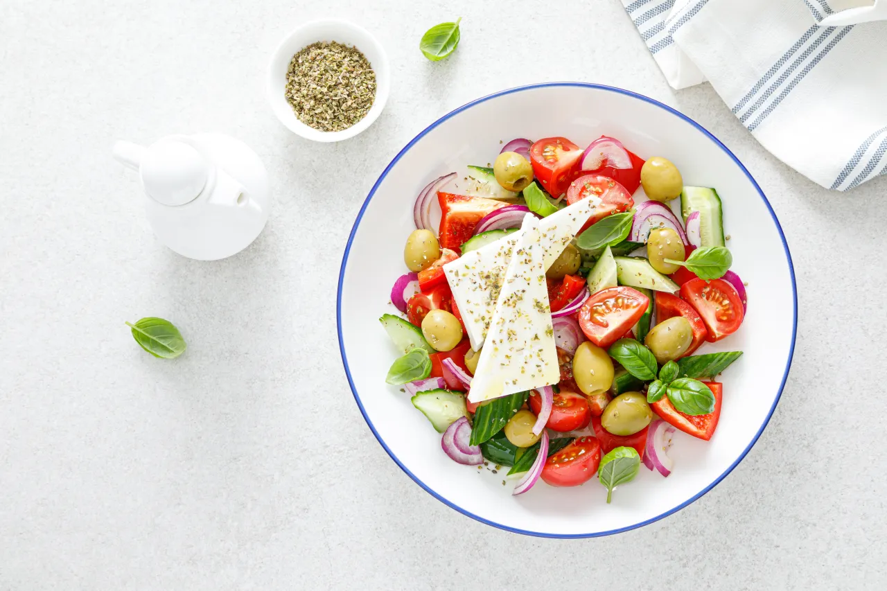 Préparation salade grecque étape par étape