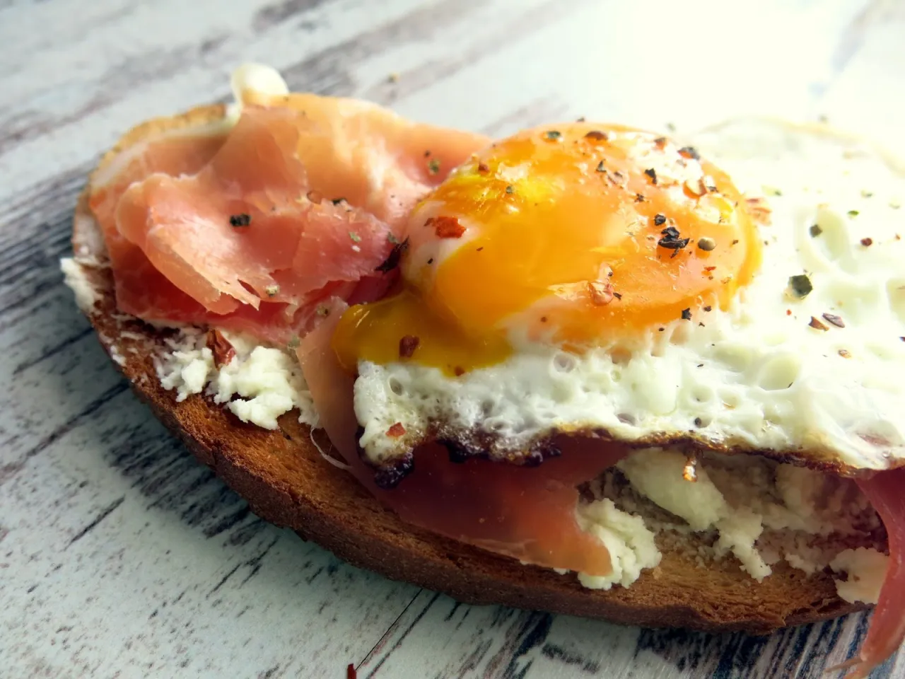 kanapka z bryndzą i szczypiorkiem