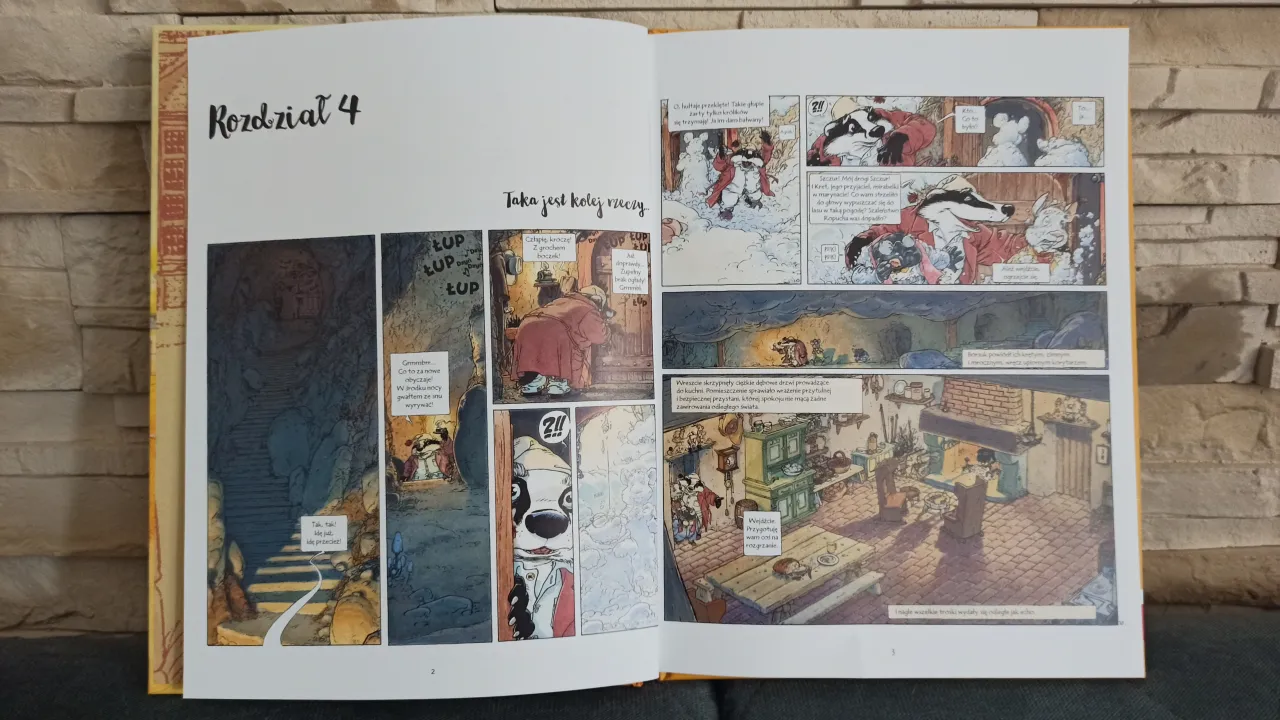 Rozdział 4. O czym szumią wierzby komiks: Borsuk i przyjaciele wchodzą do przytulnej chatki, gdzie czeka na nich ciepły posiłek.