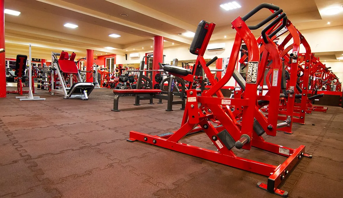 Siłownia Fusgym wnętrze sprzęt Hammer Strength