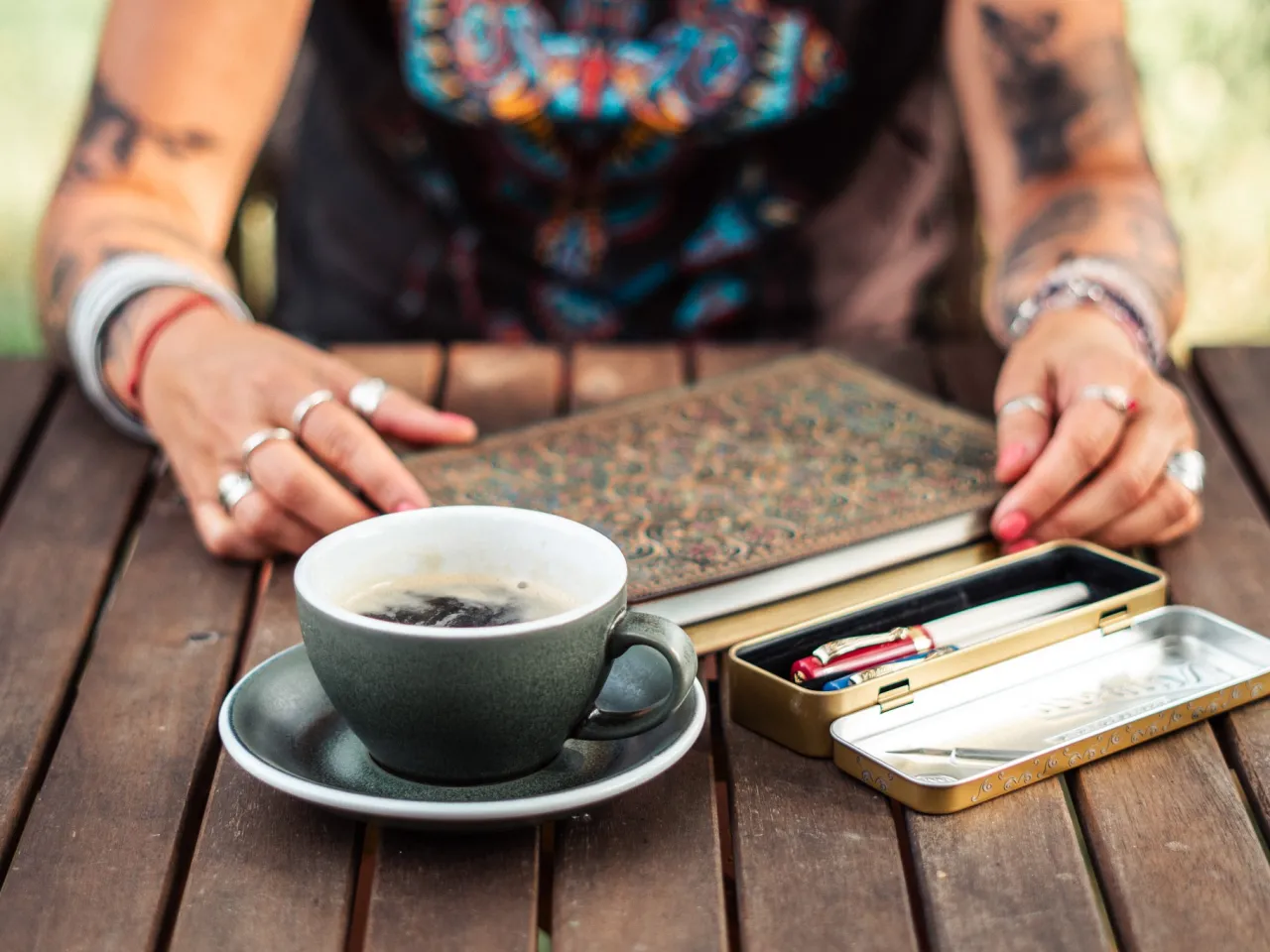 Dwie kobiety rozmawiające przy kawie, uśmiechnięte, naturalna rozmowa