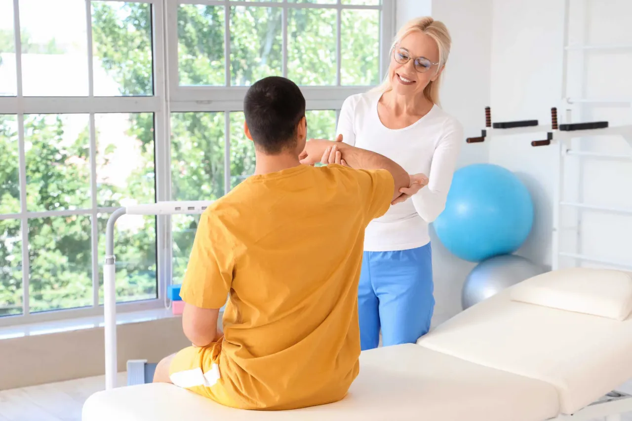 Zdjęcie Kiedy rehabilitacja po operacji kręgosłupa? Poznaj kluczowe etapy i czas trwania