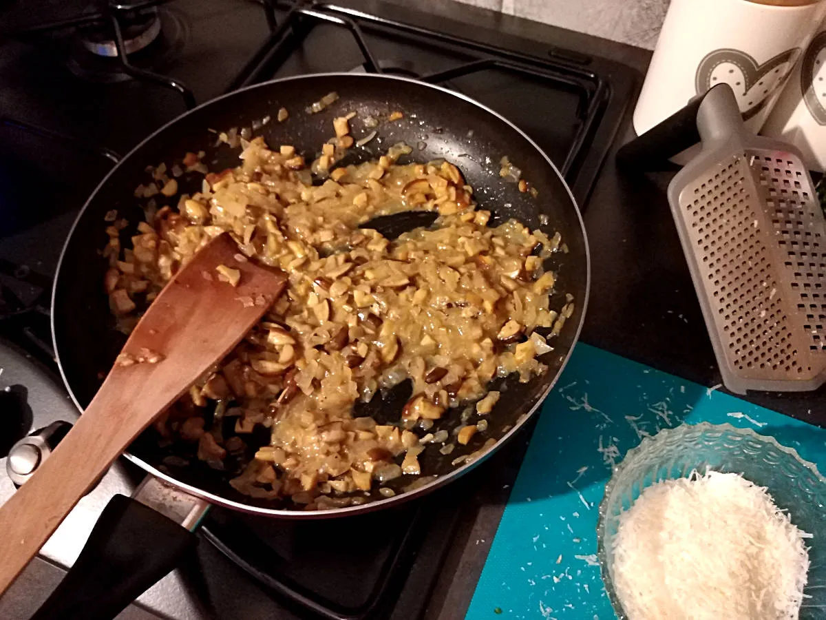 sos z prawdziwk&oacute;w z makaronem