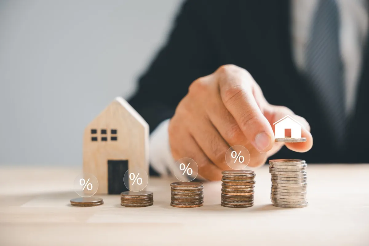 Dylemat: czy podatek katastralny w Polsce wejdzie w życie jeszcze w tej kadencji? Wizerunek symbolizuje wzrost kosztów nieruchomości i potencjalne obciążenia finansowe.