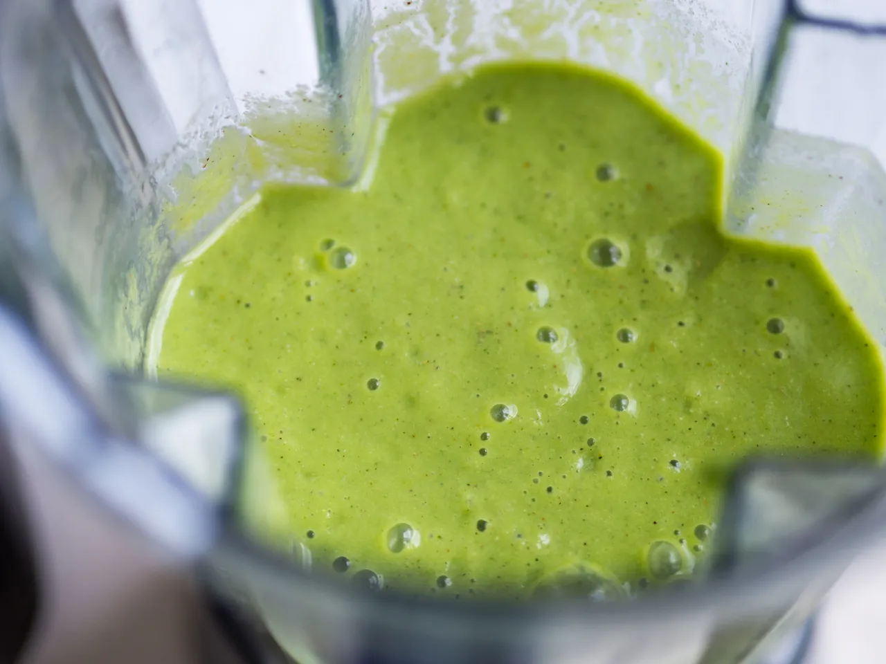 Zielony, orzeźwiający koktajl w blenderze. Idealny do przepis&oacute;w na zdrowe koktajle z blendera.