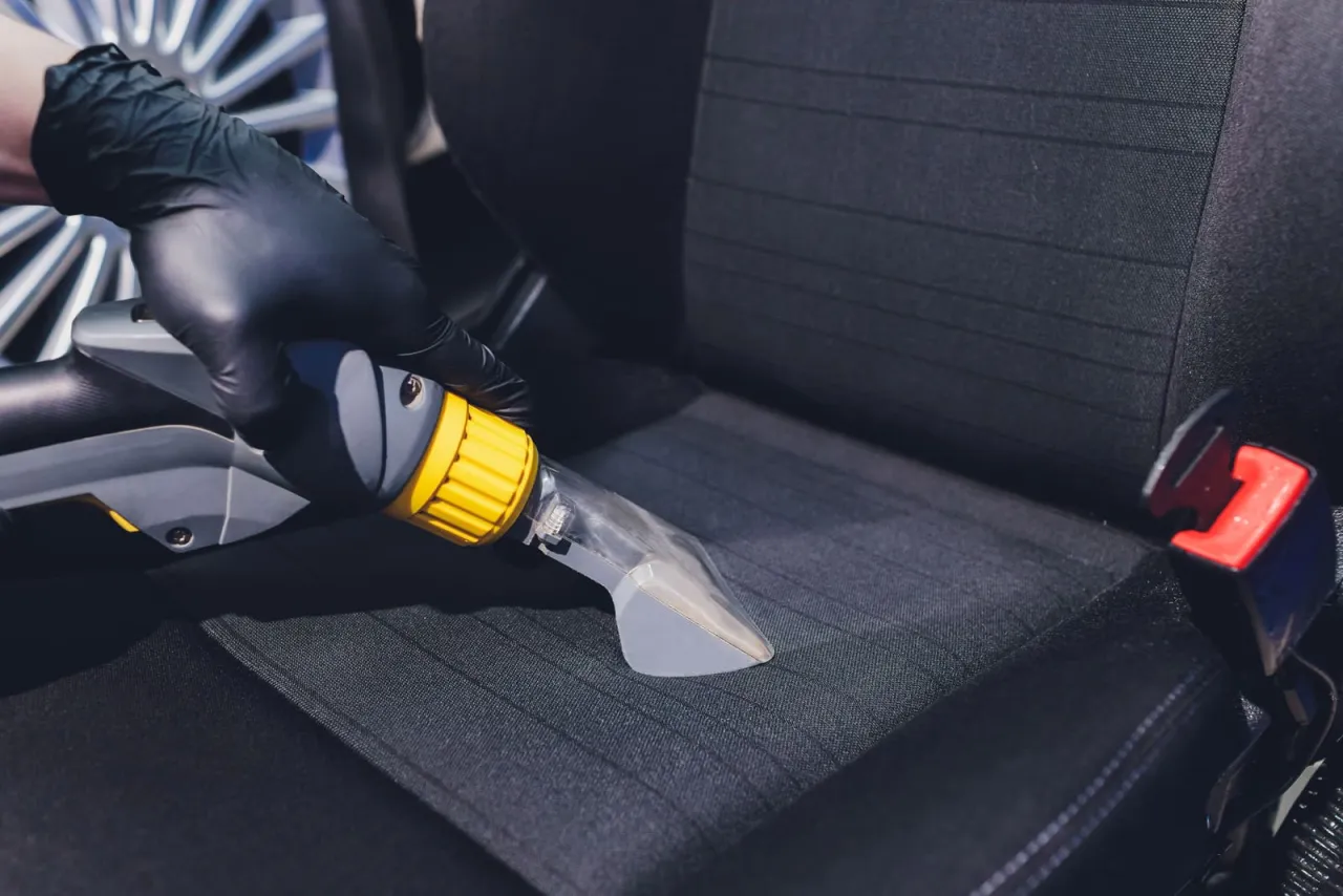 czyszczenie tapicerki materiałowej w samochodzie pranie ekstrakcyjne