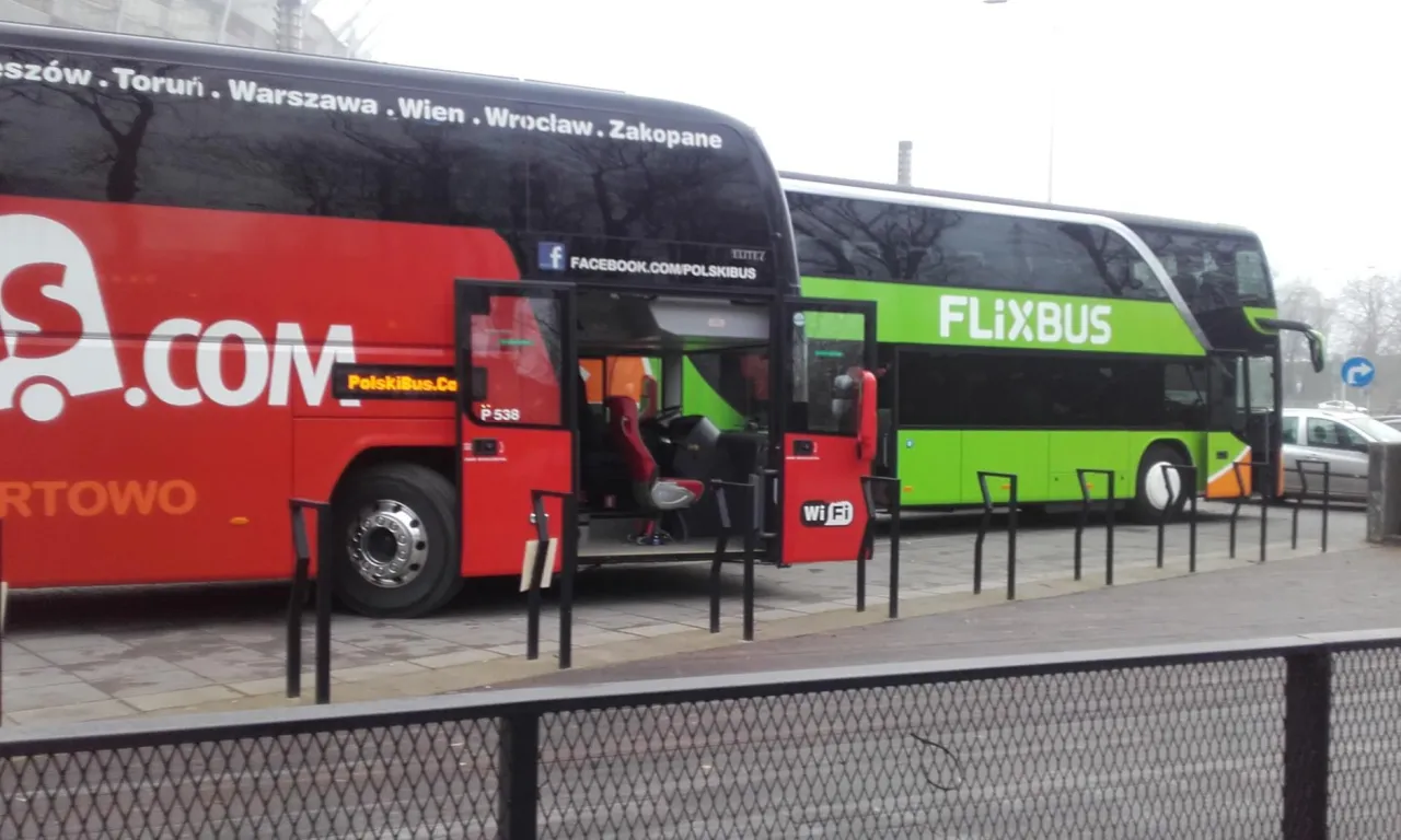 Czerwony polski bus z napisem .com i otwartymi drzwiami, obok zielony Flixbus. Informacje o tym, jak oddać bilet, można znaleźć na stronie polskibus.ca.