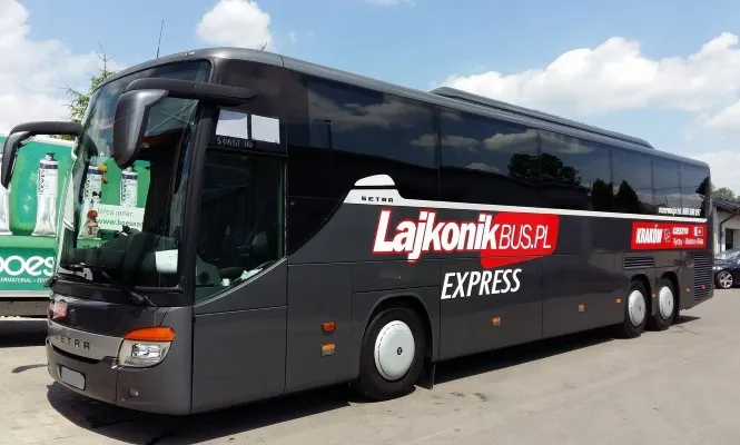 Autokar Lajkonik na dworcu autobusowym