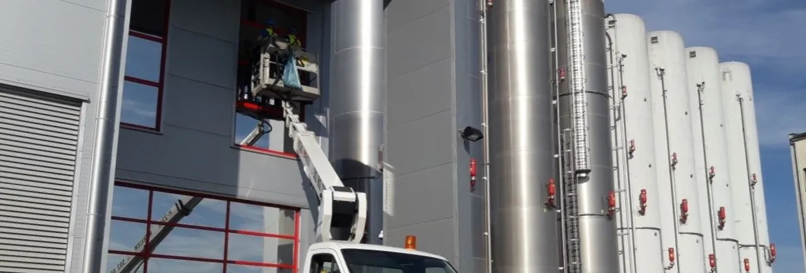 mycie okien na wysokości z podnośnika koszowego