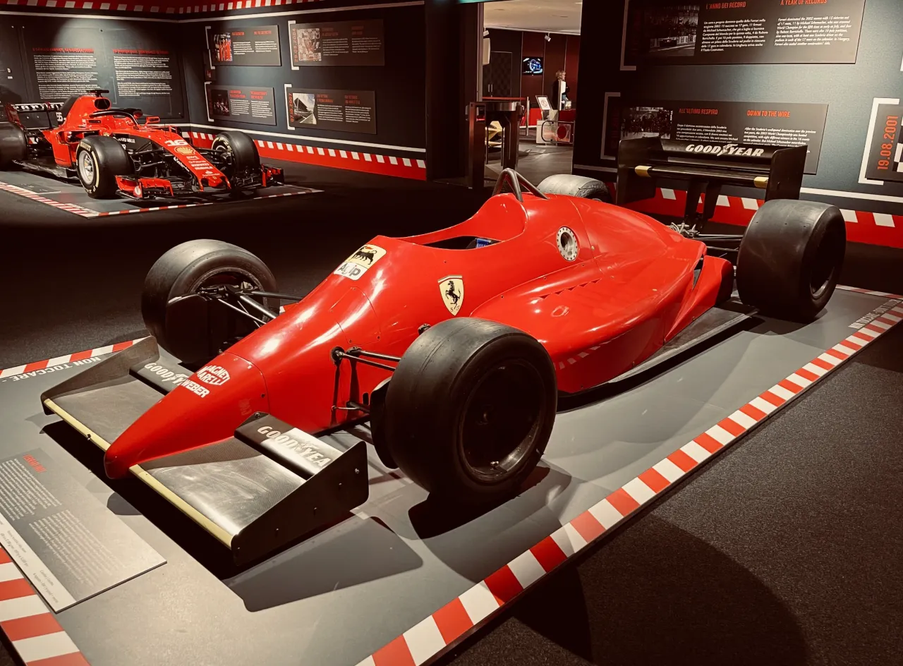Muzeum Ferrari Maranello wnętrze bolidy F1