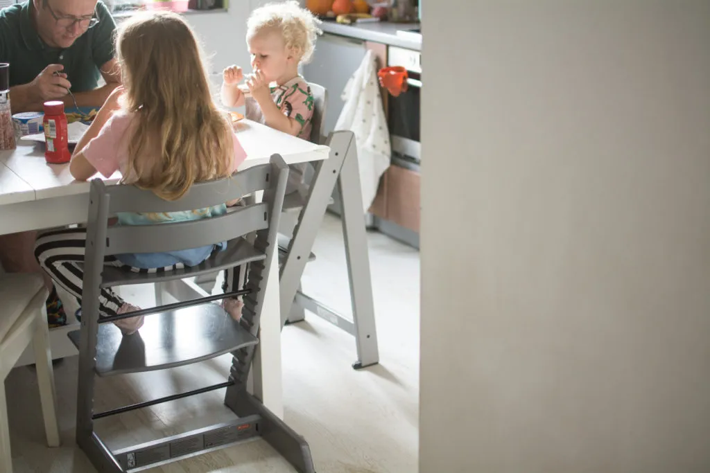 porównanie krzesełek rosnących z dzieckiem