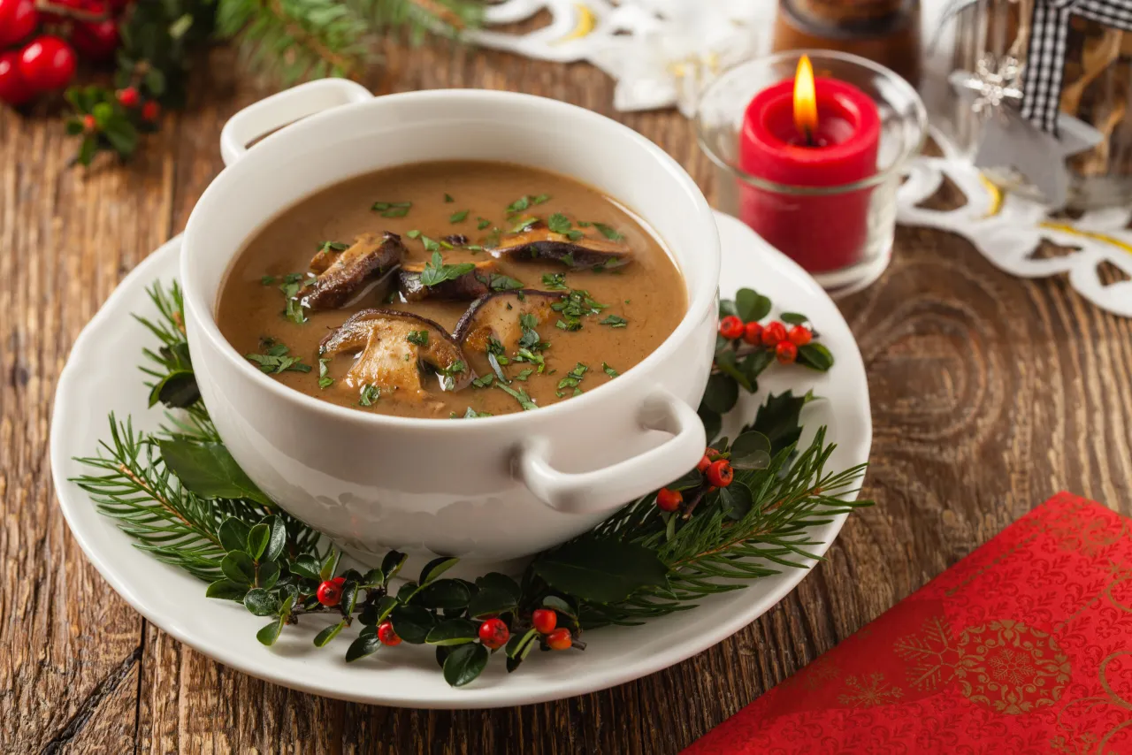 tradycyjna polska zupa grzybowa stół wigilijny