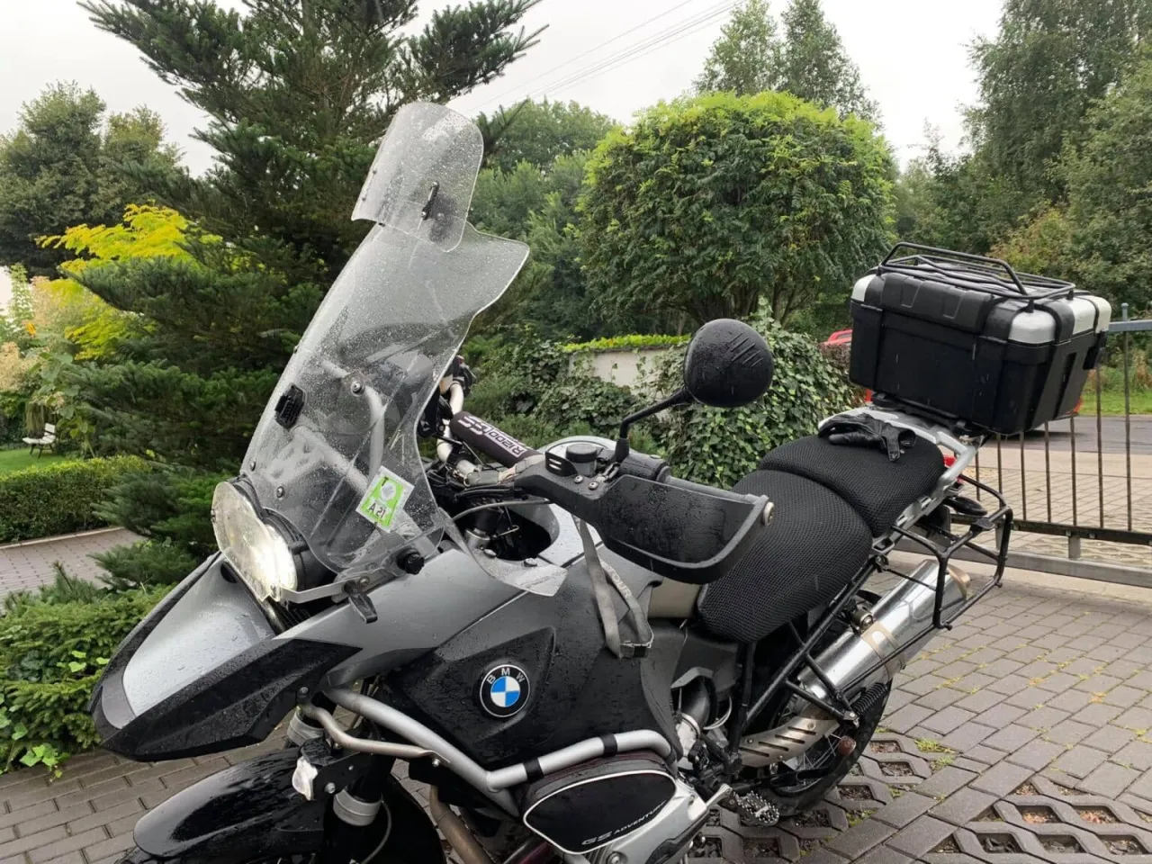 motocyklista mierzący szybę motocyklową do deflektora