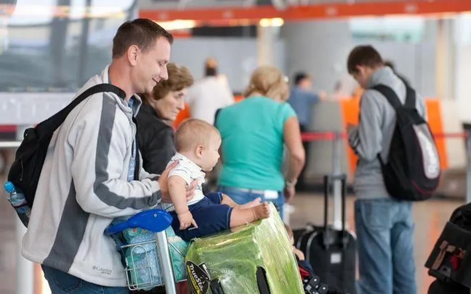 Dziecko z paszportem lub dowodem osobistym na lotnisku