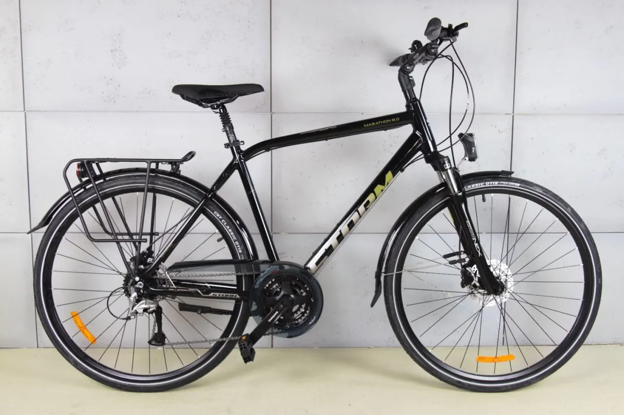 Czarny rower trekkingowy Storm Marathon 8.0, idealny wyb&oacute;r, jeśli szukasz roweru trekkingowego do 3000 zł.