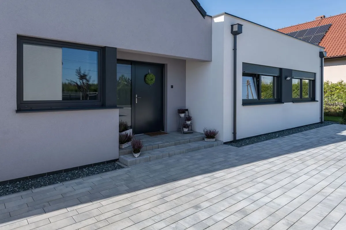 Nowoczesny podjazd z kostki brukowej w r&oacute;żnych kolorach