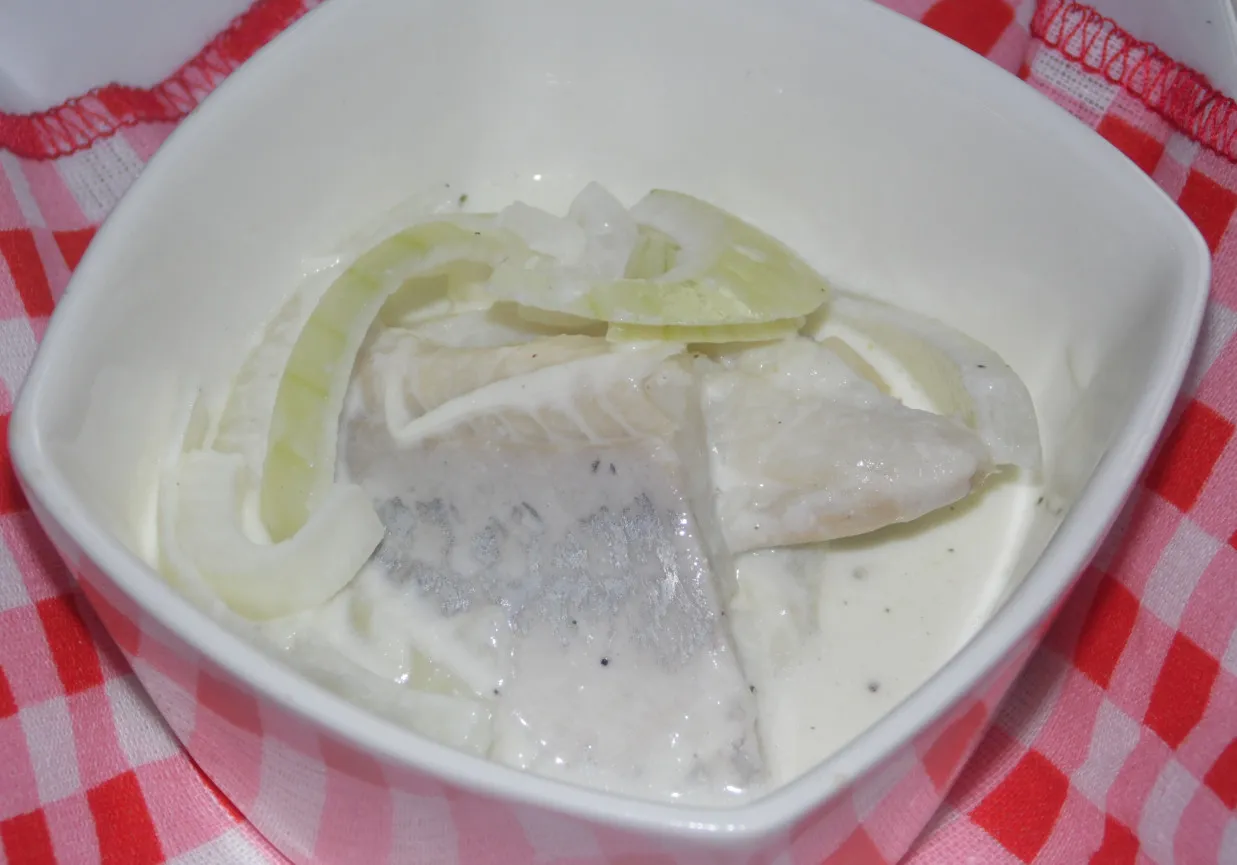 śledzie moczące się w mleku