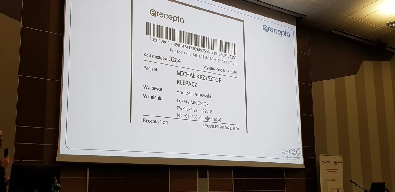 Pielęgniarka wystawiająca e-receptę na tablecie