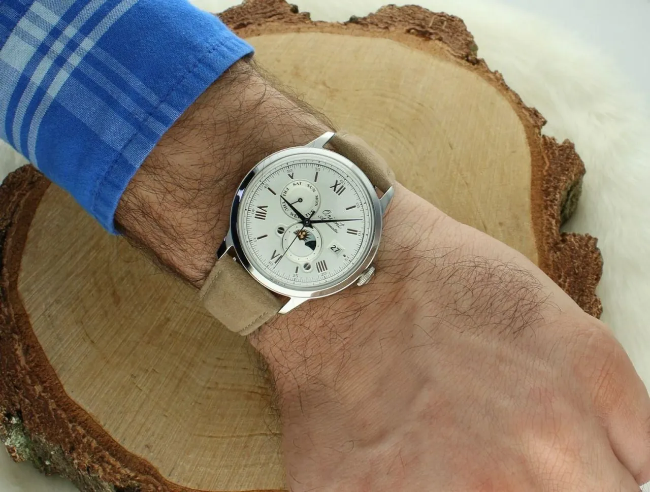 zegarek damski Orient Sun & Moon na dłoni