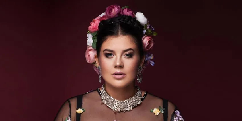 Portret uśmiechniętej modelki plus size w profesjonalnej sesji zdjęciowej