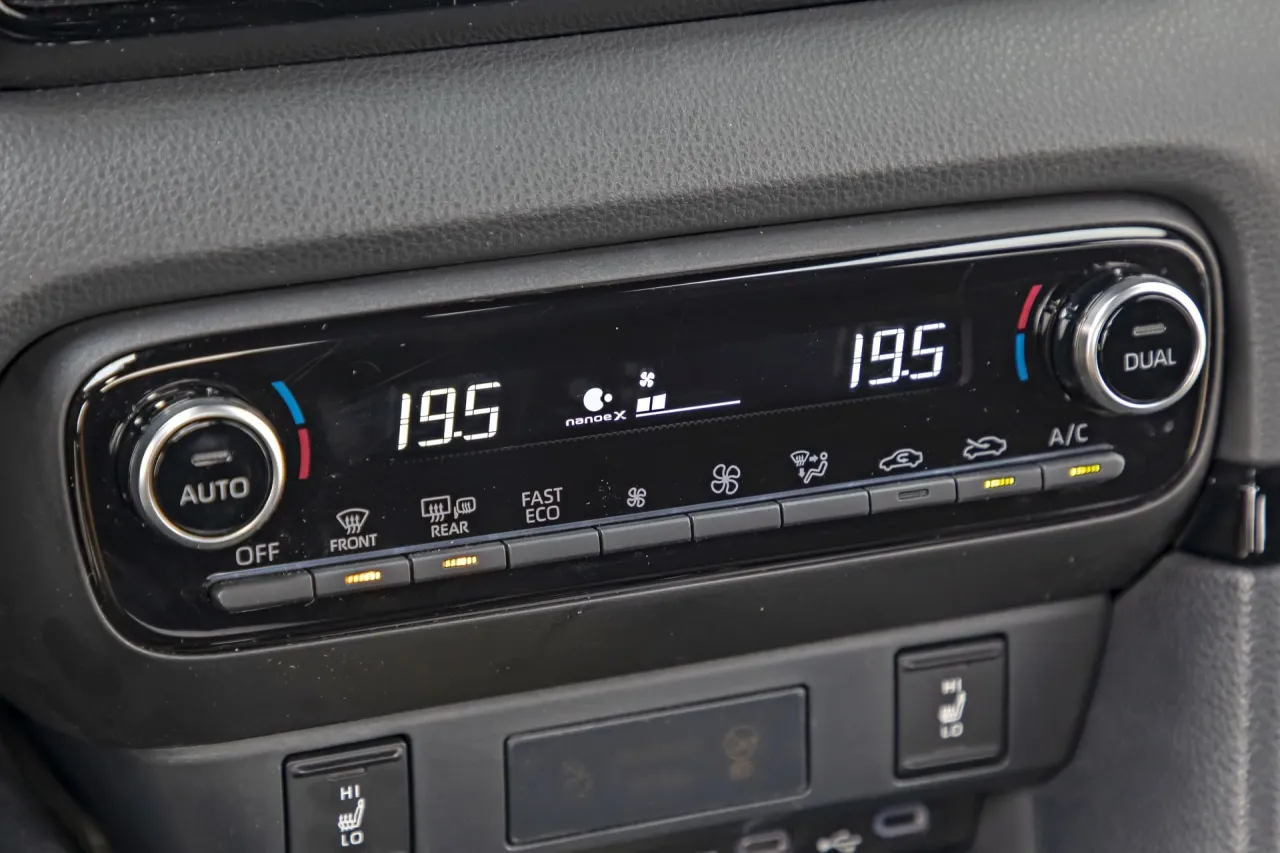 Panel klimatyzacji Toyota Yaris. Jak włączyć chłodzenie? Ustaw temperaturę 19.5°C, włącz A/C i wybierz tryb AUTO lub FAST ECO.