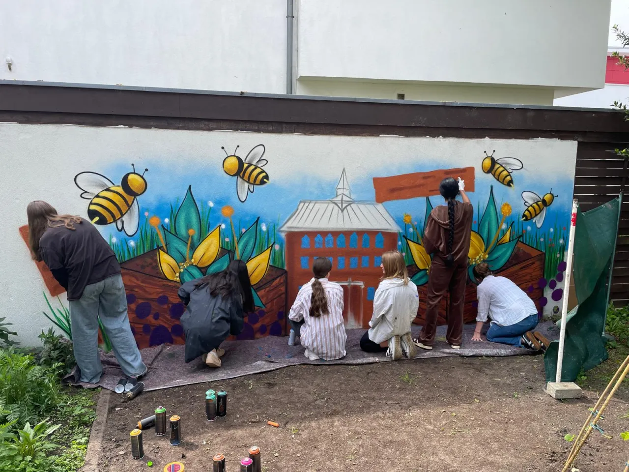 gemeinschaftliches mural oder graffiti projekt mit vielen beteiligten