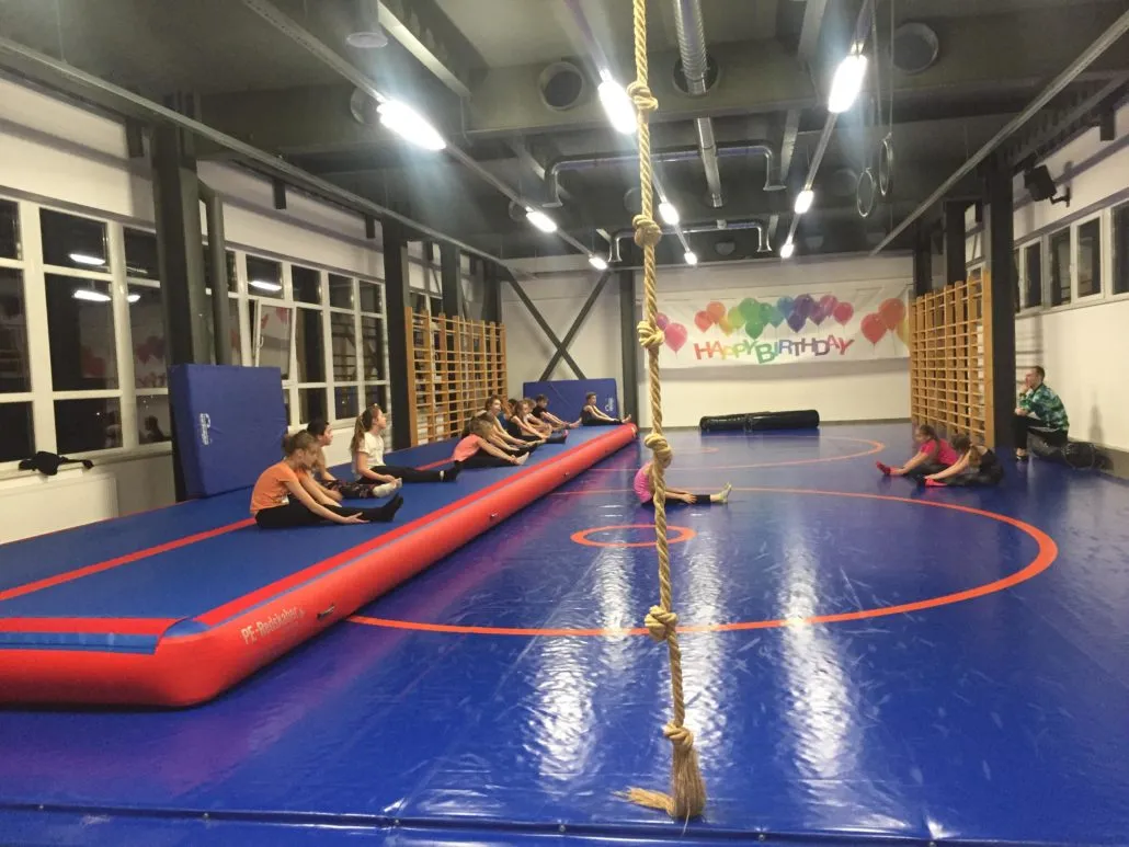 bezpieczna sala akrobatyczna dla dzieci