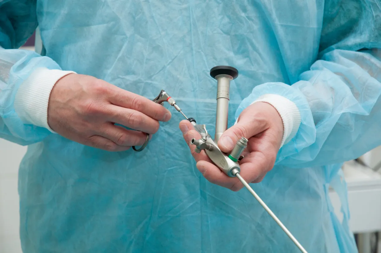 Mężczyzna przygotowujący się do badania urologicznego, higiena przed badaniem