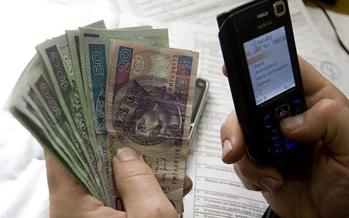 przedstawiciel finansowy wręczający pieniądze klientowi w domu