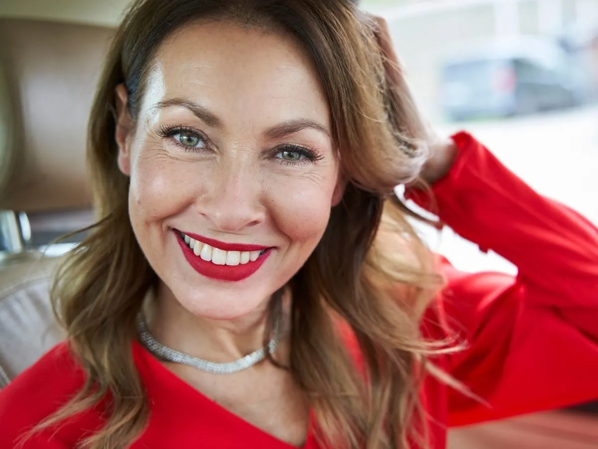 makijaż do czerwonej sukienki klasyka czerwone usta kreska