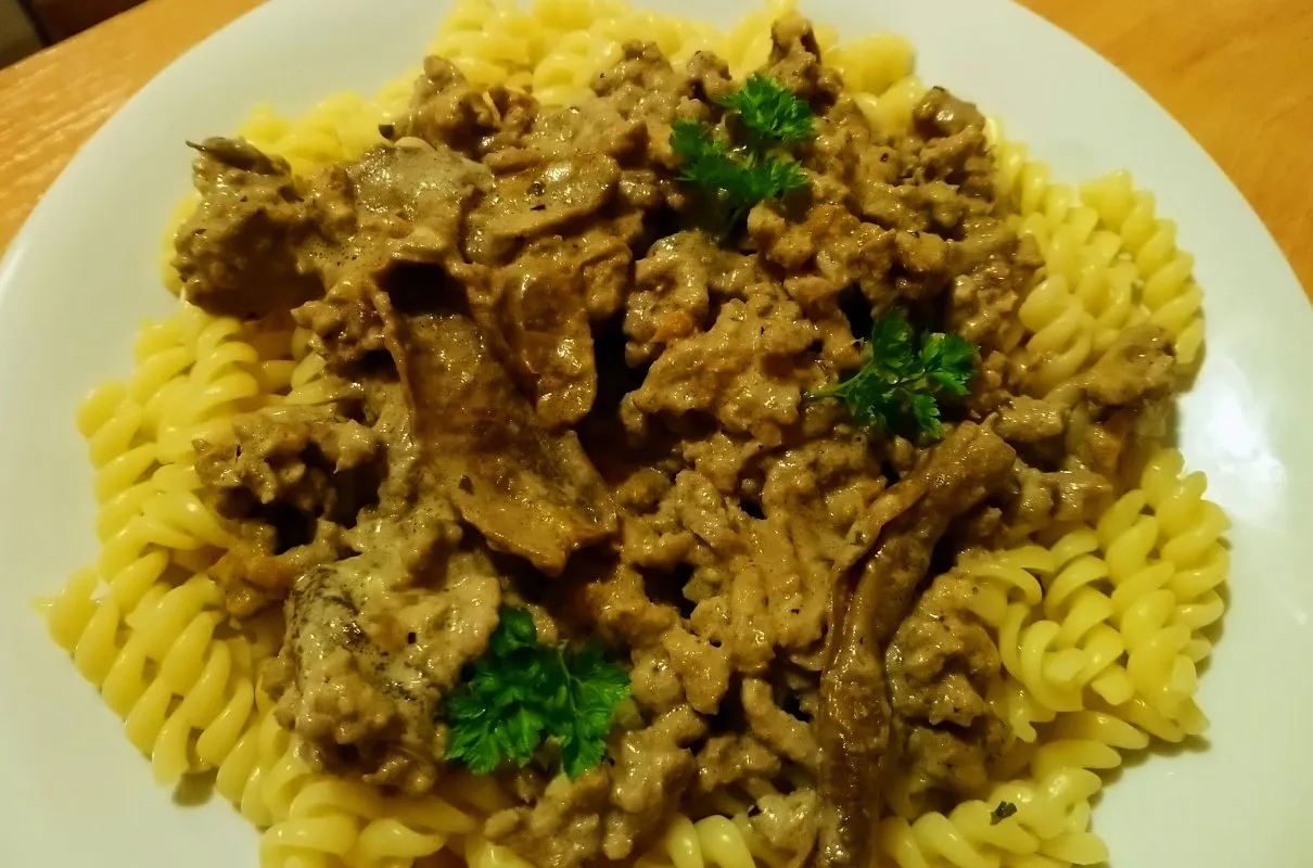 Makaron fusilli z gulaszem wołowym w kremowym sosie grzybowym. Idealnie, co pasuje do sosu grzybowego, gdy chcesz sycącego obiadu.