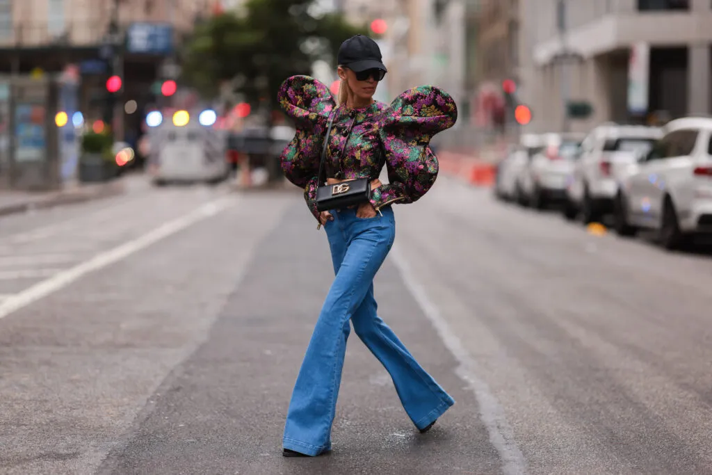 różne rodzaje spodni dzwonów stylizacje