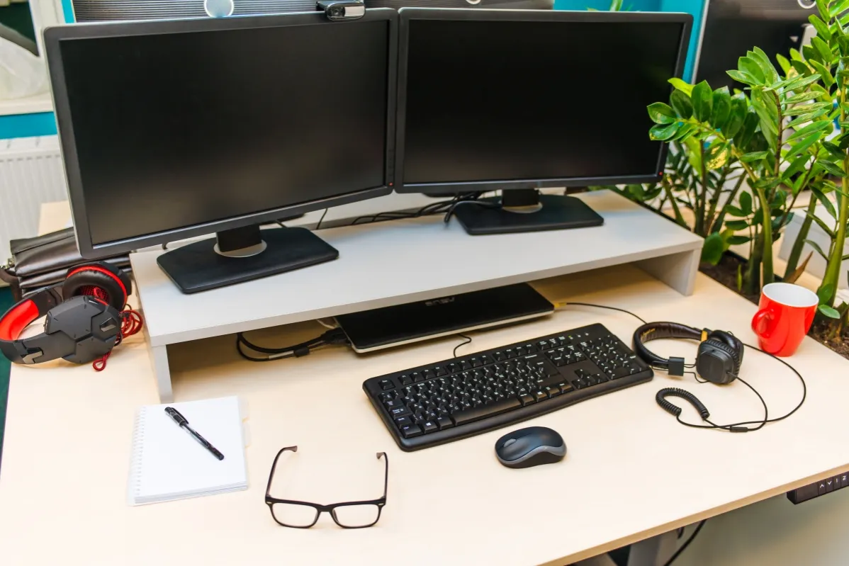 ergonomiczne stanowisko pracy dwa monitory