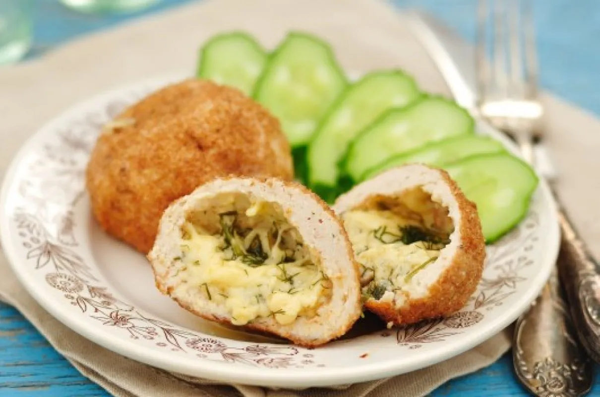 Co dobrego na obiad? Kotleciki z kurczaka faszerowane serem i ziołami, podane z plasterkami ogórka.