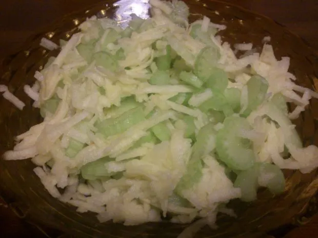 surówka z selera naciowego z jabłkiem i orzechami