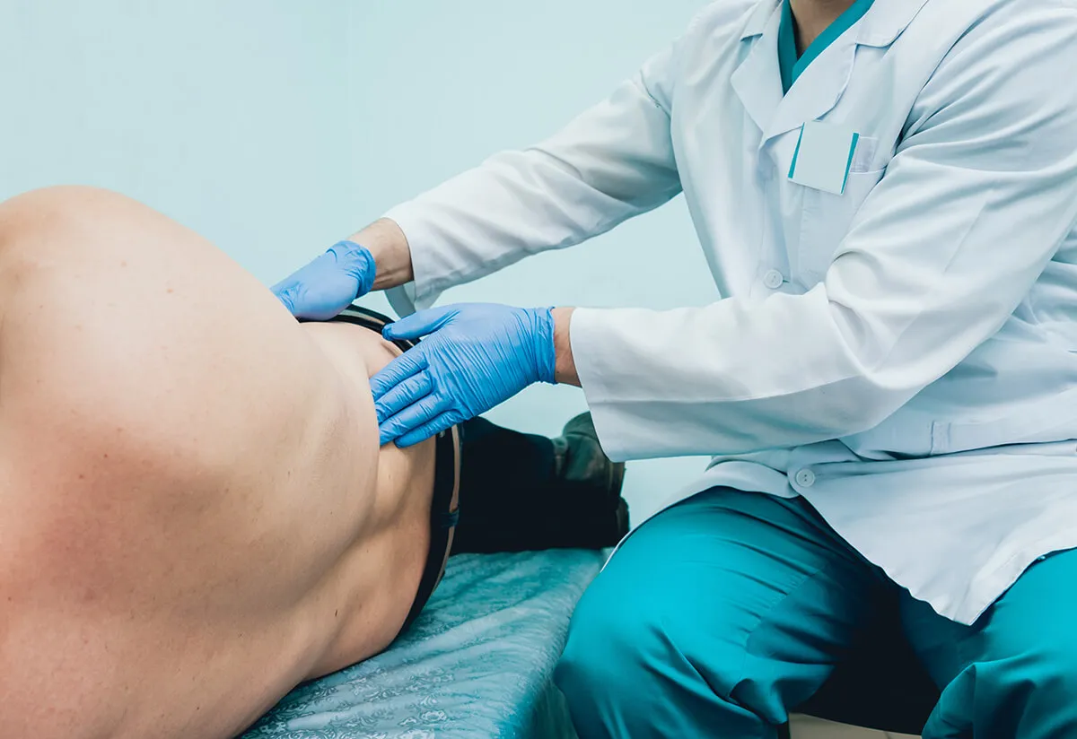 Urolog wyjaśniający pacjentowi