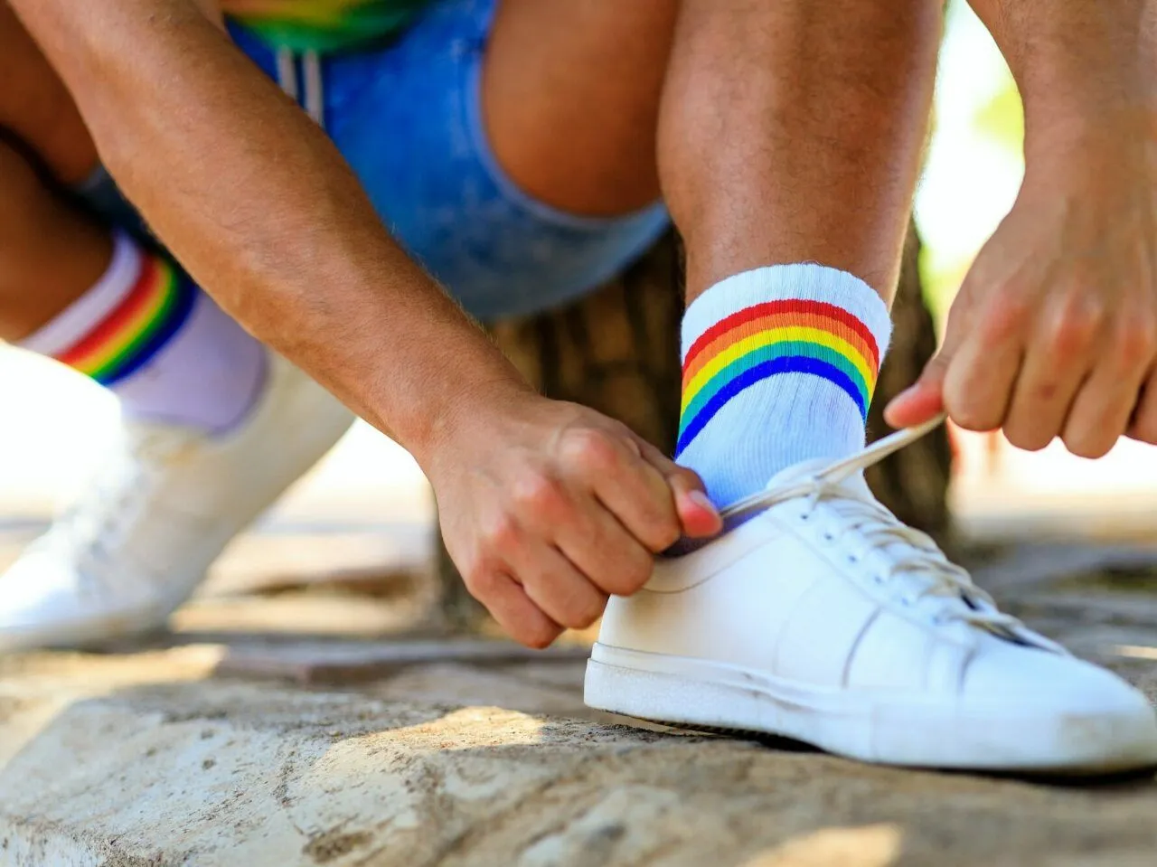 kolorowe skarpetki do białych but&oacute;w